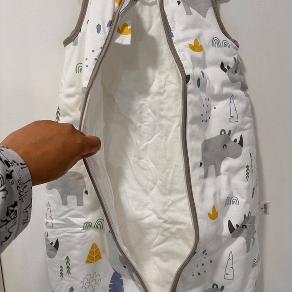 CHILDLIKE BEHAVIOR AGE 0+ White with gray zipper. - Picture 10 of 11